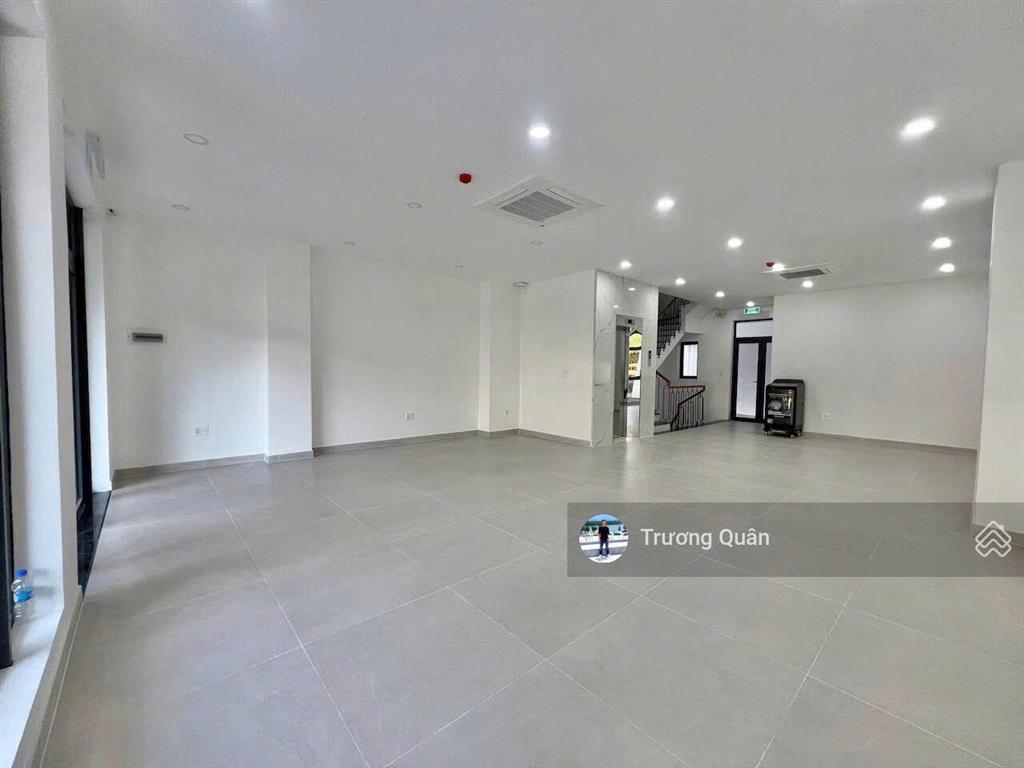Cho thuê nguyên sàn 7*20m trống suốt làm văn phòng đầy đủ máy lạnh, có thang máy tại kđt vạn phúc.