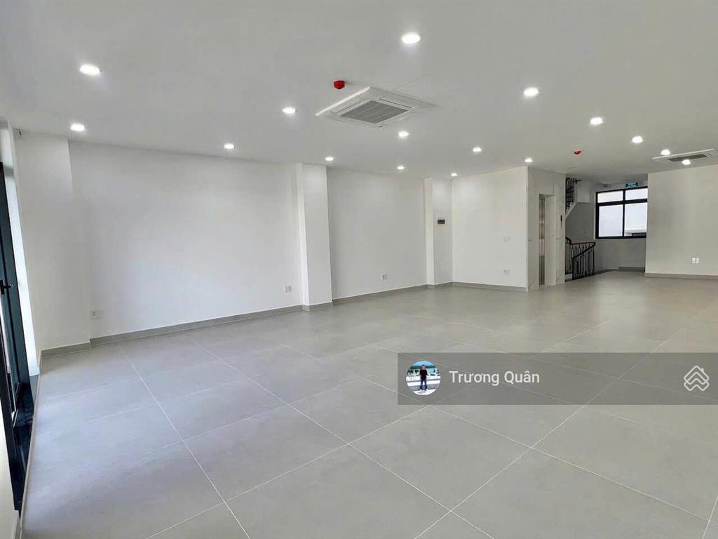 Cho thuê nguyên sàn 7*20m trống suốt làm văn phòng đầy đủ máy lạnh, có thang máy tại kđt vạn phúc.