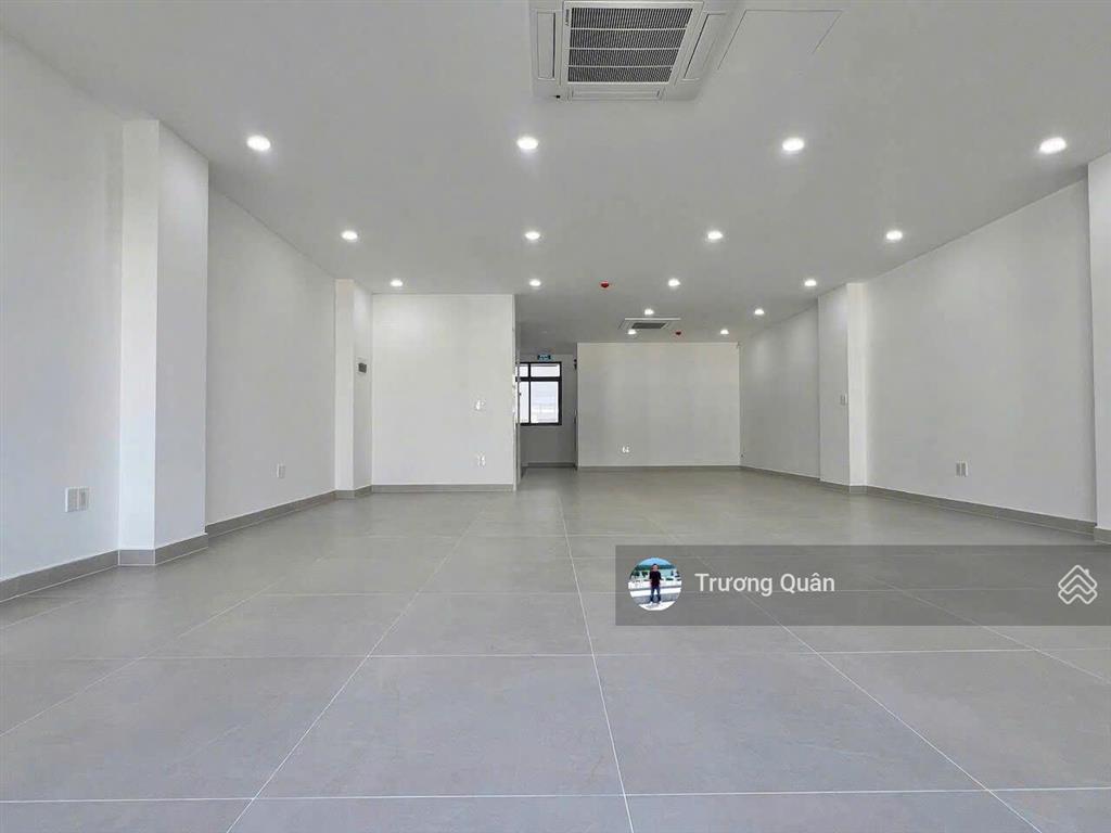 Cho thuê nguyên sàn 7*20m trống suốt làm văn phòng đầy đủ máy lạnh, có thang máy tại kđt vạn phúc.