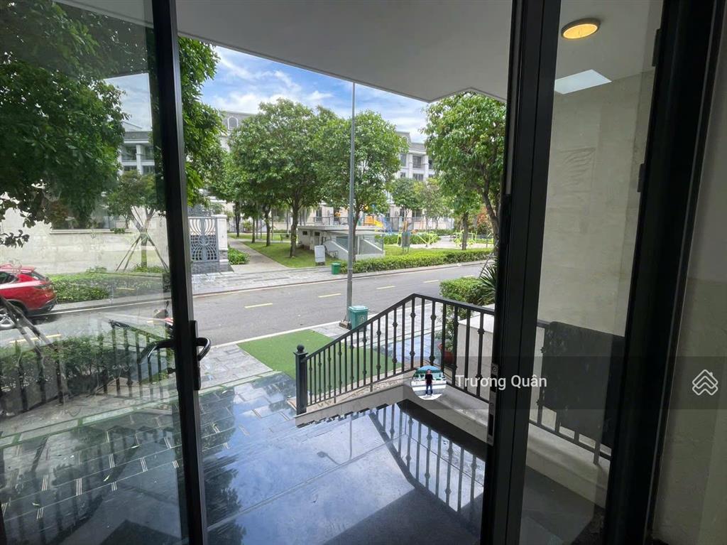 Cho thuê văn phòng tầng trệt 7*20m full nội thất vào làm việc ngay kđt vạn phúc city