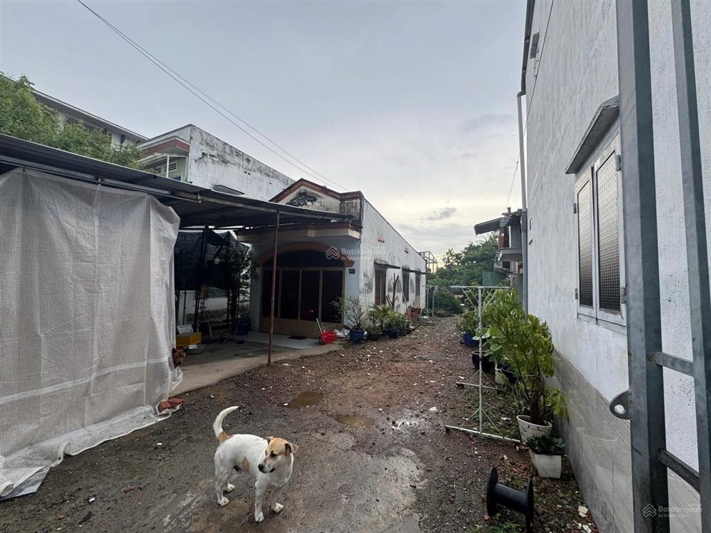 Bán đất mt vĩnh phú . tặng nhà cấp 4 ngang 6,7 dài 50,2 thổ cư 70m2. cách ql13 300m. giá 10ty3