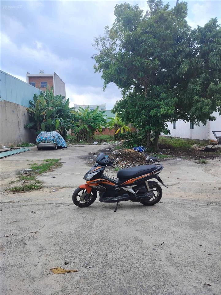 Bán đất gần đê bao sông sài gòn vĩnh phú  dt 900m2 ngang 30x30 có 300m2 odt. giá 28tr/1m2.