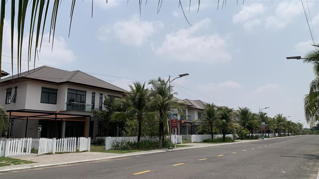 Ngộp bán bt 200m2 3 tỷ 300 triệu căn 1 trệt 1 lầu, đã có sổ  chính chủ 0906 443 ***