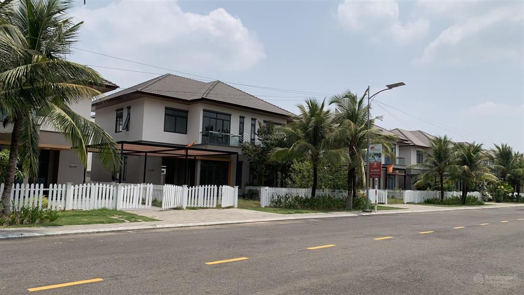 Ngộp bán bt 200m2 3 tỷ 300 triệu căn 1 trệt 1 lầu, đã có sổ  chính chủ 0906 443 ***