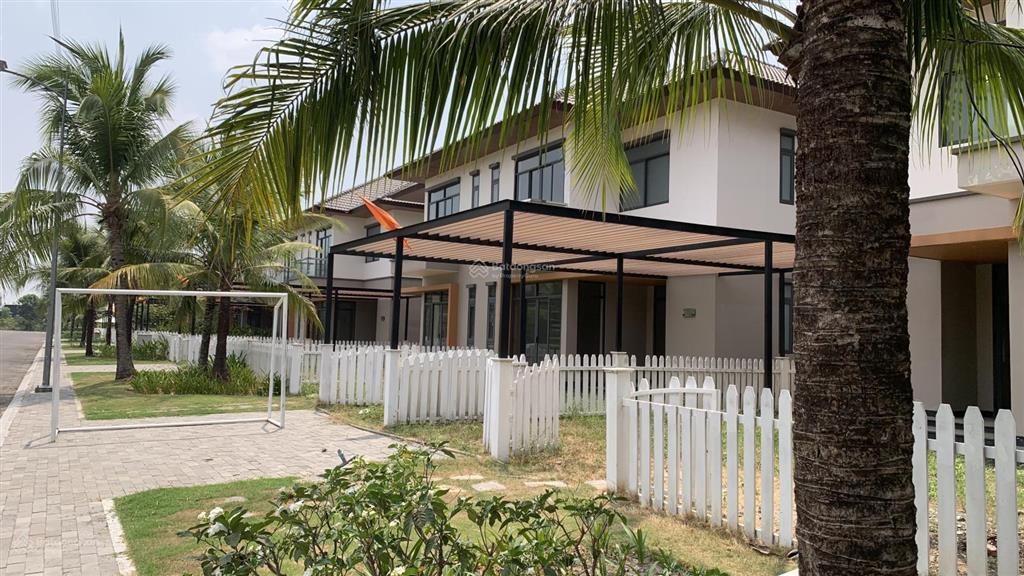 Ngộp bán bt 200m2 3 tỷ 300 triệu căn 1 trệt 1 lầu, đã có sổ  chính chủ 0906 443 ***