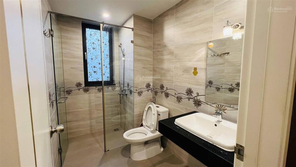 Nhà cho thuê 3 tầng, 100m, 3pn, 4wc, gần chợ (300m). giá 7 triệu/tháng. gọi 0906 443 ***