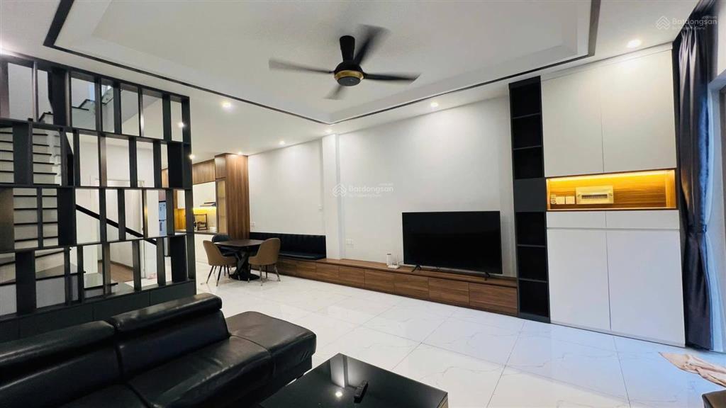 Nhà cho thuê 3 tầng, 100m, 3pn, 4wc, gần chợ (300m). giá 7 triệu/tháng. gọi 0906 443 ***