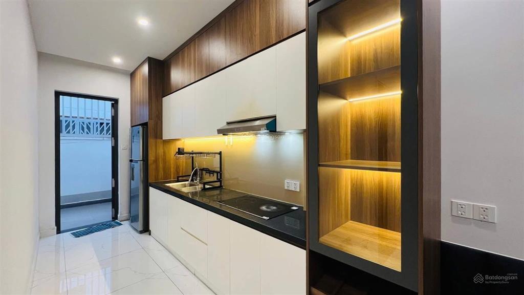 Nhà cho thuê 3 tầng, 100m, 3pn, 4wc, gần chợ (300m). giá 7 triệu/tháng. gọi 0906 443 ***