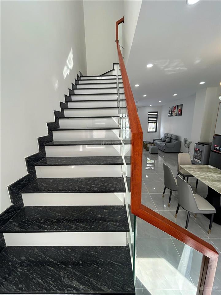Cho thuê nhà mặt phố 3 tầng 3 phòng ngủ giá 6 triệu/tháng  gọi 0906 443 ***