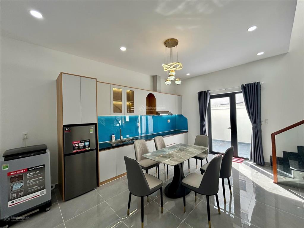 Cho thuê nhà mặt phố 3 tầng 3 phòng ngủ giá 6 triệu/tháng  gọi 0906 443 ***