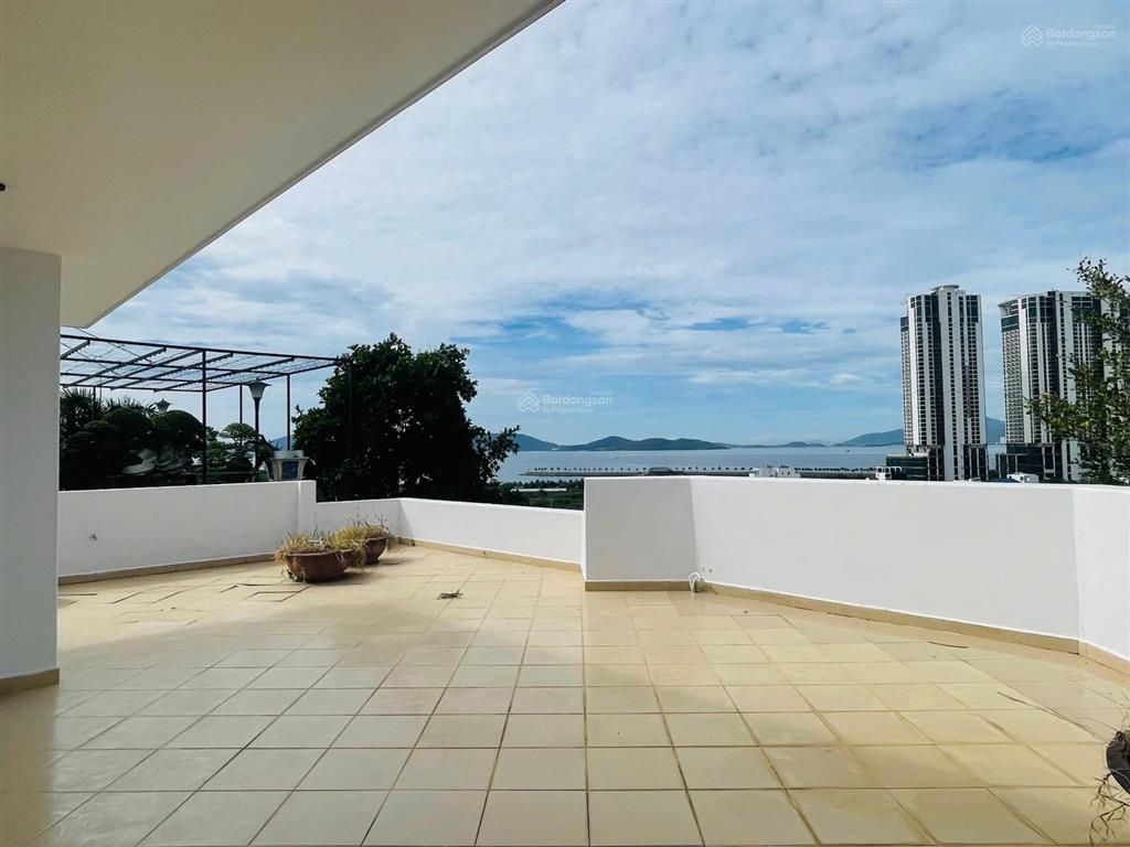 Cho thuê biệt thự 3 tầng view trực diện biển nha trang. 25 triệu/tháng