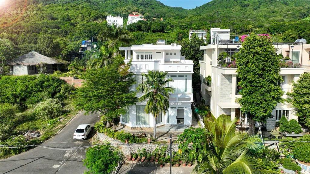 Cho thuê biệt thự 3 tầng view trực diện biển nha trang. 25 triệu/tháng