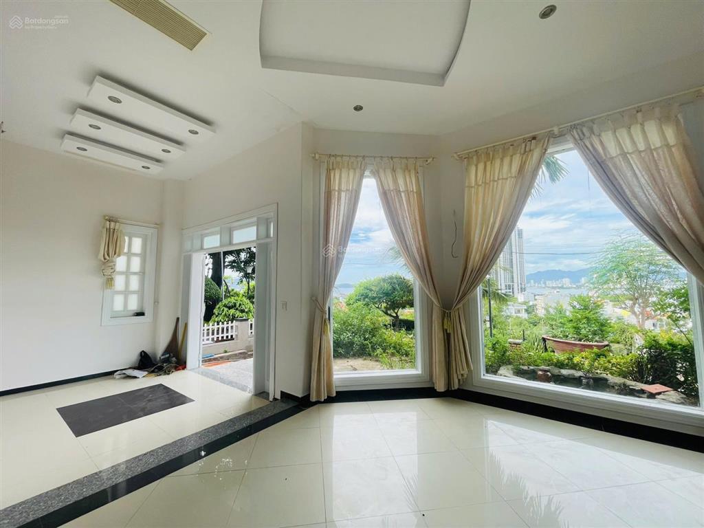 Cho thuê biệt thự 3 tầng view trực diện biển nha trang. 25 triệu/tháng