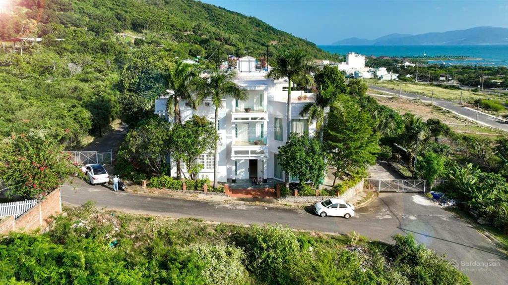 Cho thuê biệt thự 3 tầng view trực diện biển nha trang. 25 triệu/tháng