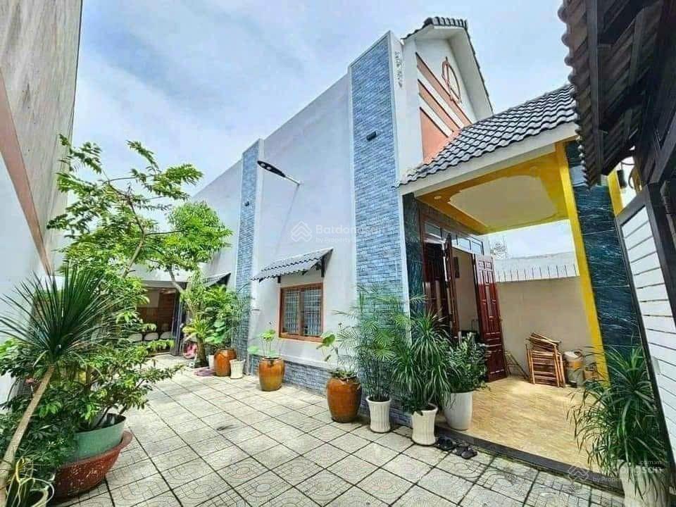 Bán căn nhà có sân vườn rộng gần ngã 4 nguyễn khuyến  trung tâm p. trảng dài  đồng nai