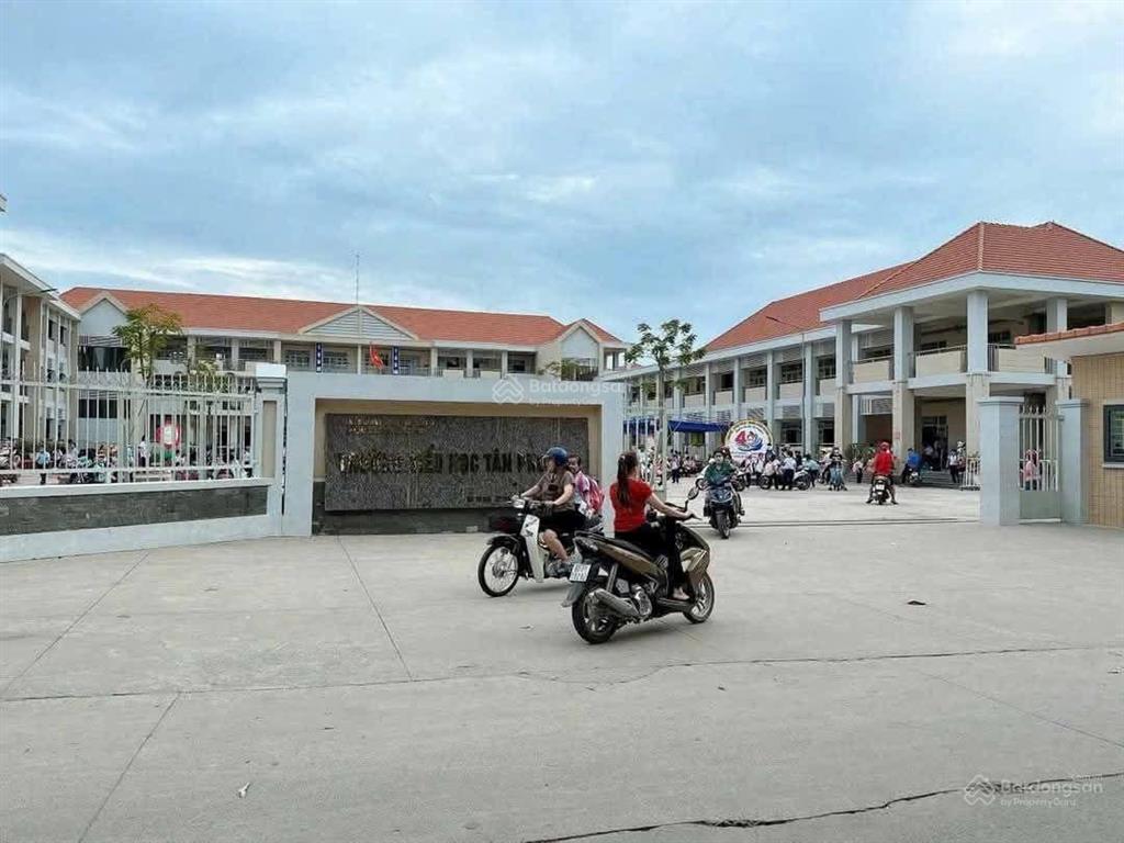 Bán căn nhà có sân vườn rộng gần ngã 4 nguyễn khuyến  trung tâm p. trảng dài  đồng nai