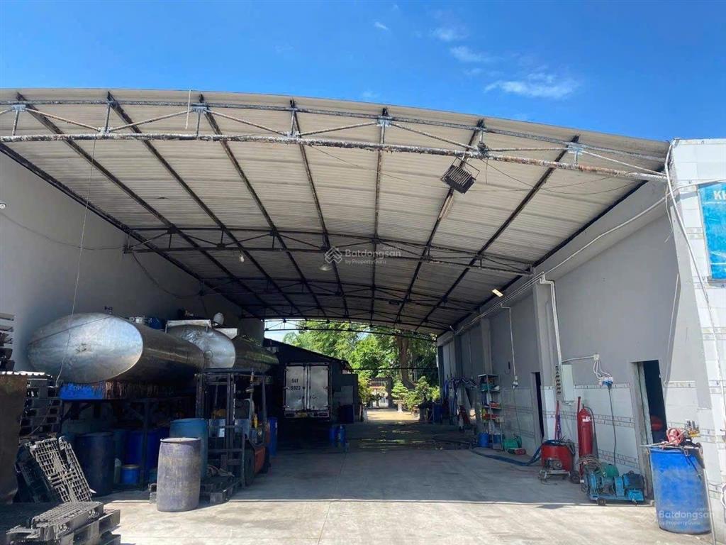 Bán kho xưởng mặt tiền đường quốc lộ 22, dt=22x100m=2200m có 300m thổ cư, trên đất có biệt thư