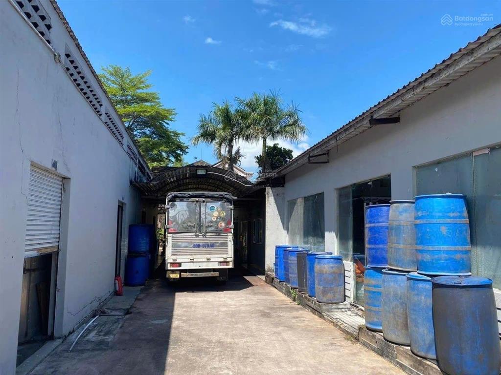 Bán kho xưởng mặt tiền đường quốc lộ 22, dt=22x100m=2200m có 300m thổ cư, trên đất có biệt thư