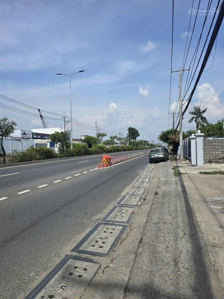 Bán kho xưởng mặt tiền đường quốc lộ 22, dt=22x100m=2200m có 300m thổ cư, trên đất có biệt thư