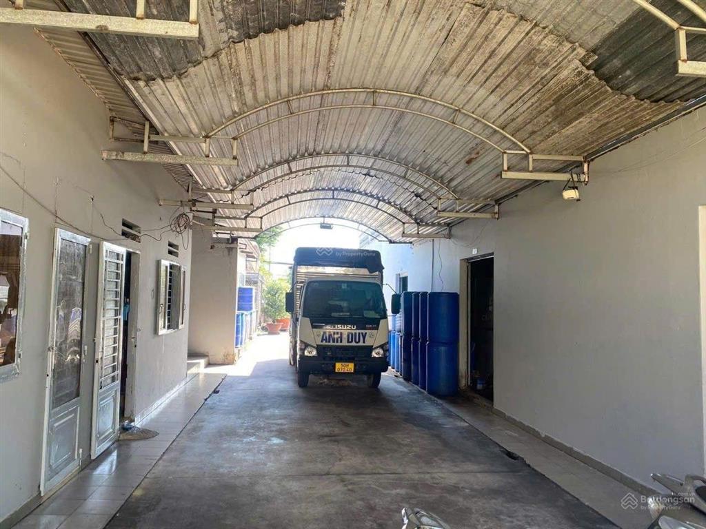 Bán kho xưởng mặt tiền đường quốc lộ 22, dt=22x100m=2200m có 300m thổ cư, trên đất có biệt thư