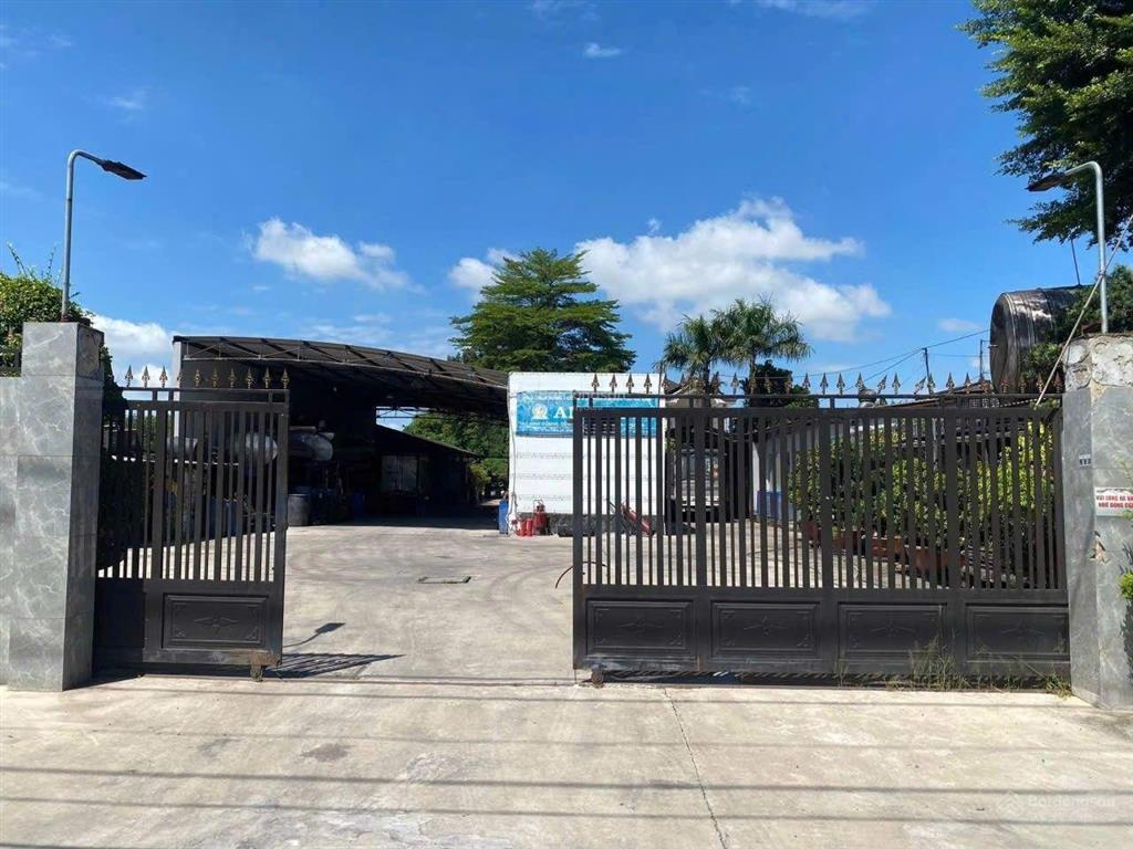 Bán kho xưởng mặt tiền đường quốc lộ 22, dt=22x100m=2200m có 300m thổ cư, trên đất có biệt thư