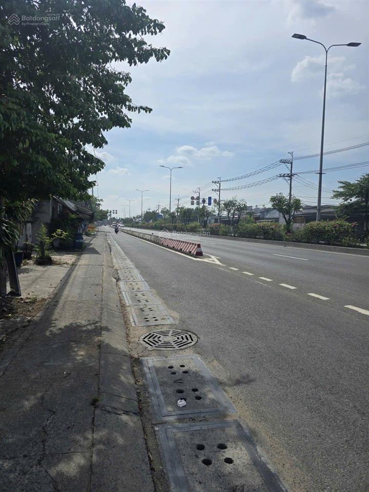 Bán kho xưởng mặt tiền đường quốc lộ 22, dt=22x100m=2200m có 300m thổ cư, trên đất có biệt thư