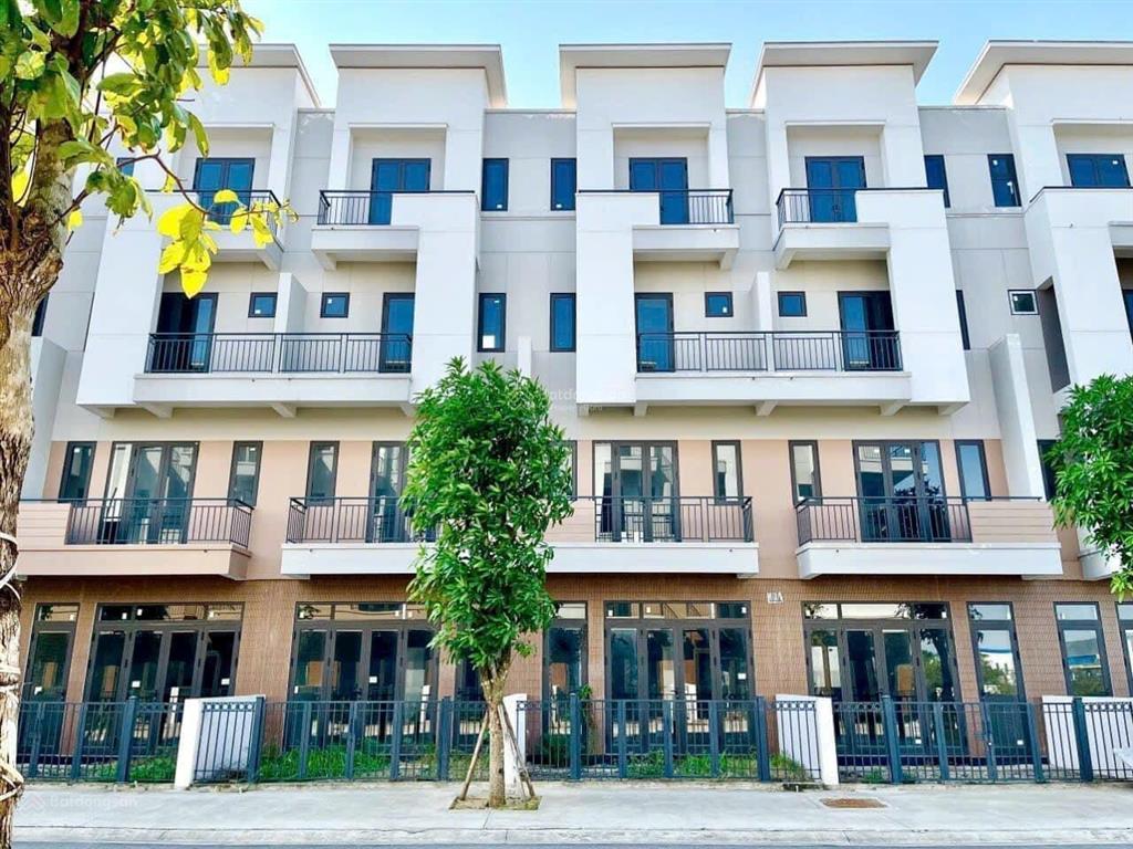 Chính chủ bán gấp căn shophouse 4 tầng dt 75m2 tại centa diamond vsip bắc ninh giá chỉ 5,x tỷ