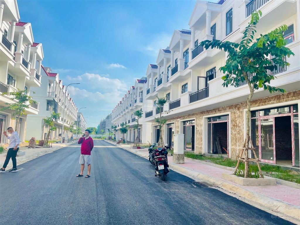 Chính chủ cần bán căn shophouse 4 tầng mới tinh toạ lạc giữa trung tâm kđt vsip, giá chỉ nhỉnh 4 tỷ