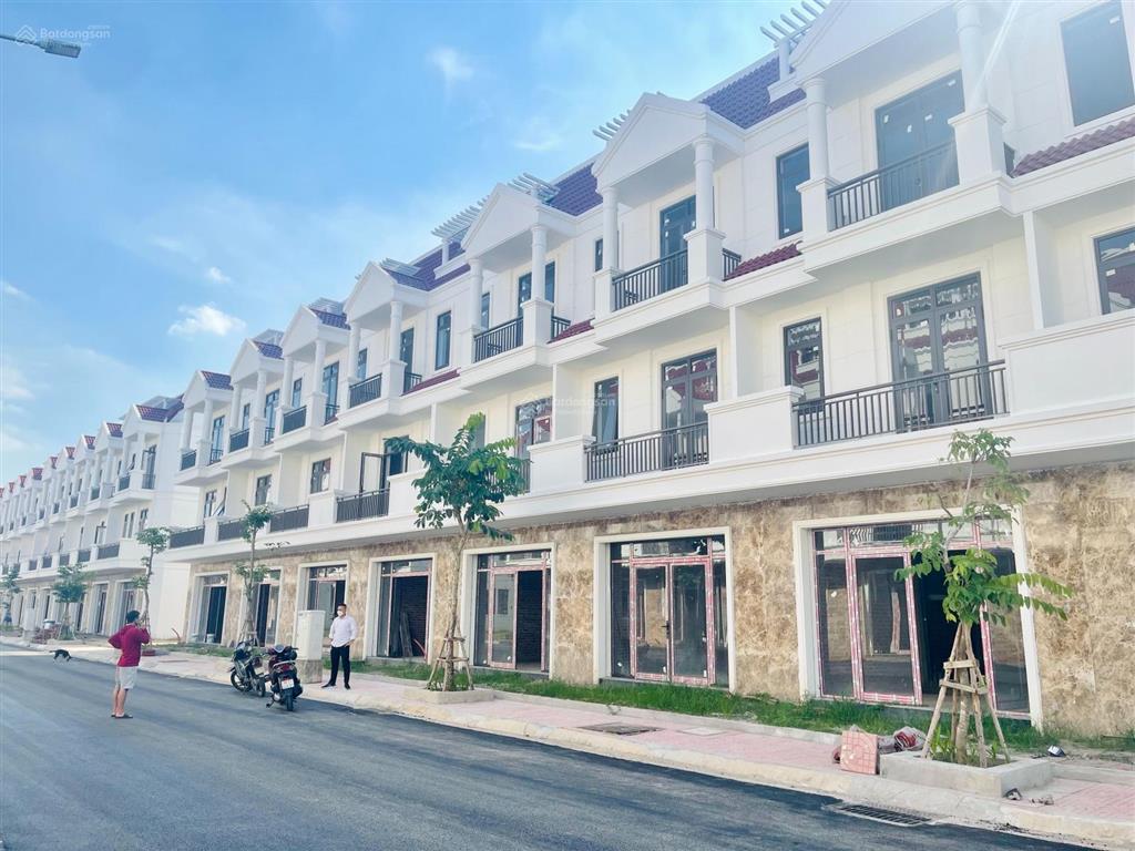 Chính chủ cần bán căn shophouse 4 tầng mới tinh toạ lạc giữa trung tâm kđt vsip, giá chỉ nhỉnh 4 tỷ