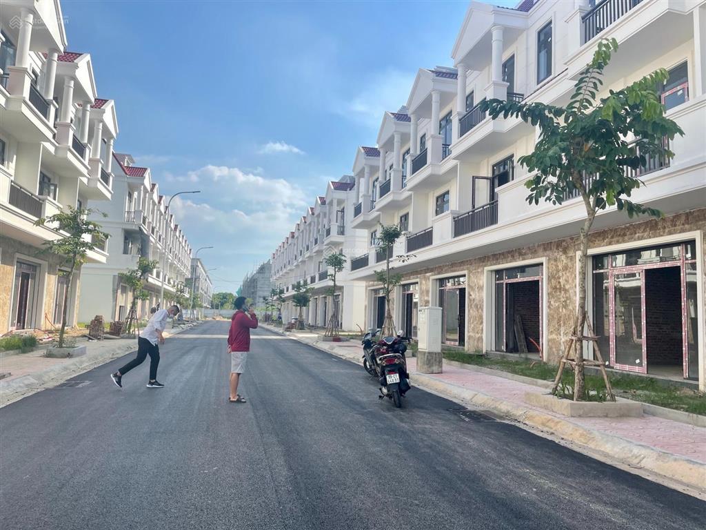 Chính chủ cần bán căn shophouse 4 tầng mới tinh toạ lạc giữa trung tâm kđt vsip, giá chỉ nhỉnh 4 tỷ