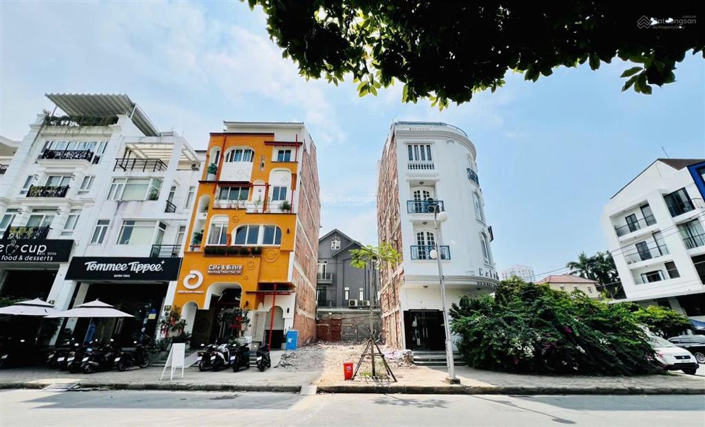 Vũ hoàng villa  bán đất mặt tiền trục đường đôi trung tâm pmh. lô kế góc vị trí sáng