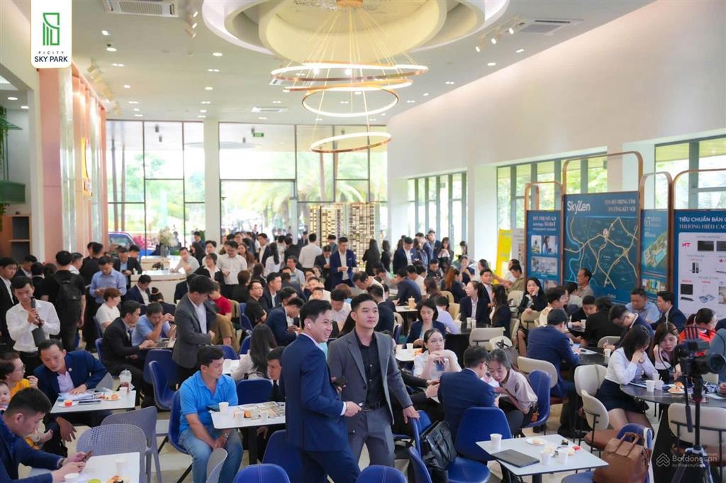 Bán căn góc ch 2pn, 2wc tầng trung hướng đông nam giá 3,450 tại picity sky park