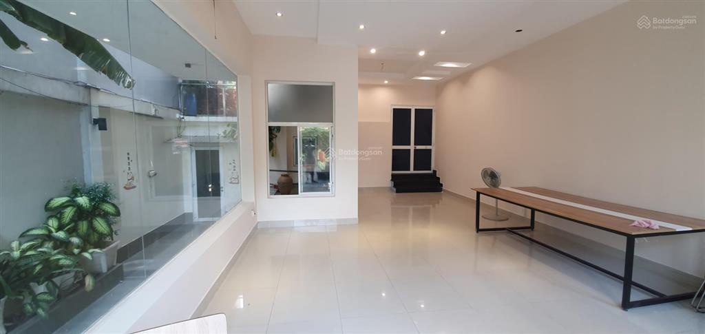 Cho thuê tầng trệt 250m2 trong villa sân vườn q7