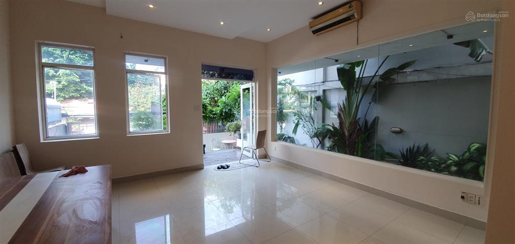 Cho thuê tầng trệt 250m2 trong villa sân vườn q7