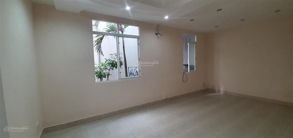 Cho thuê tầng trệt 250m2 trong villa sân vườn q7