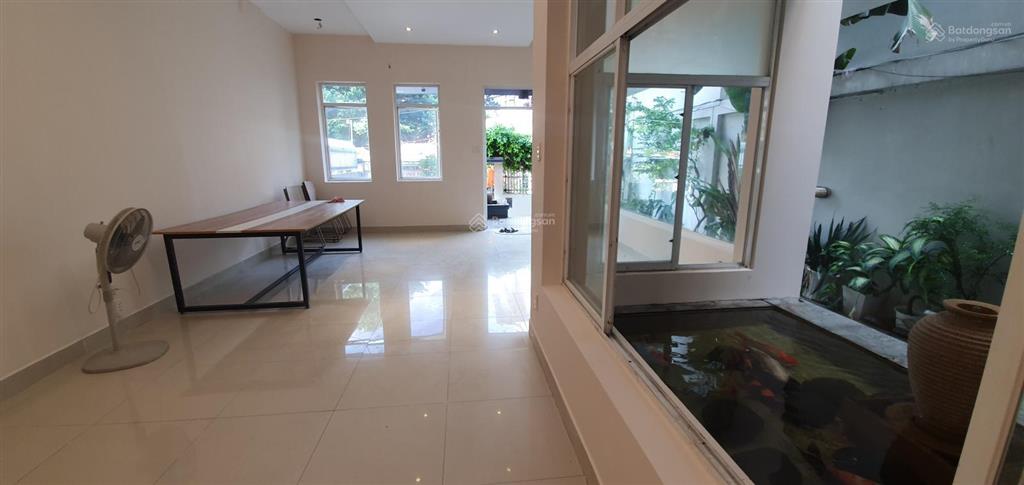 Cho thuê tầng trệt 250m2 trong villa sân vườn q7