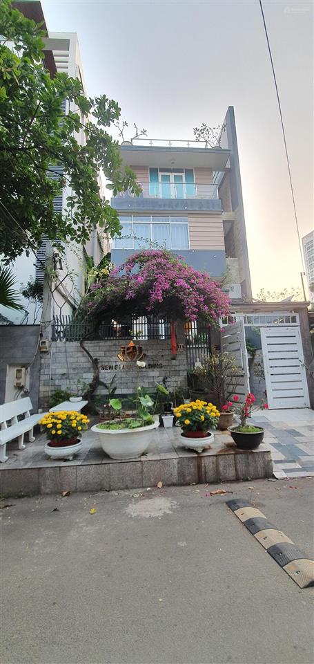 Cho thuê tầng trệt 250m2 trong villa sân vườn q7