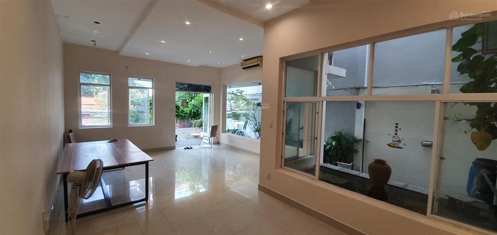 Cho thuê tầng trệt 250m2 trong villa sân vườn q7