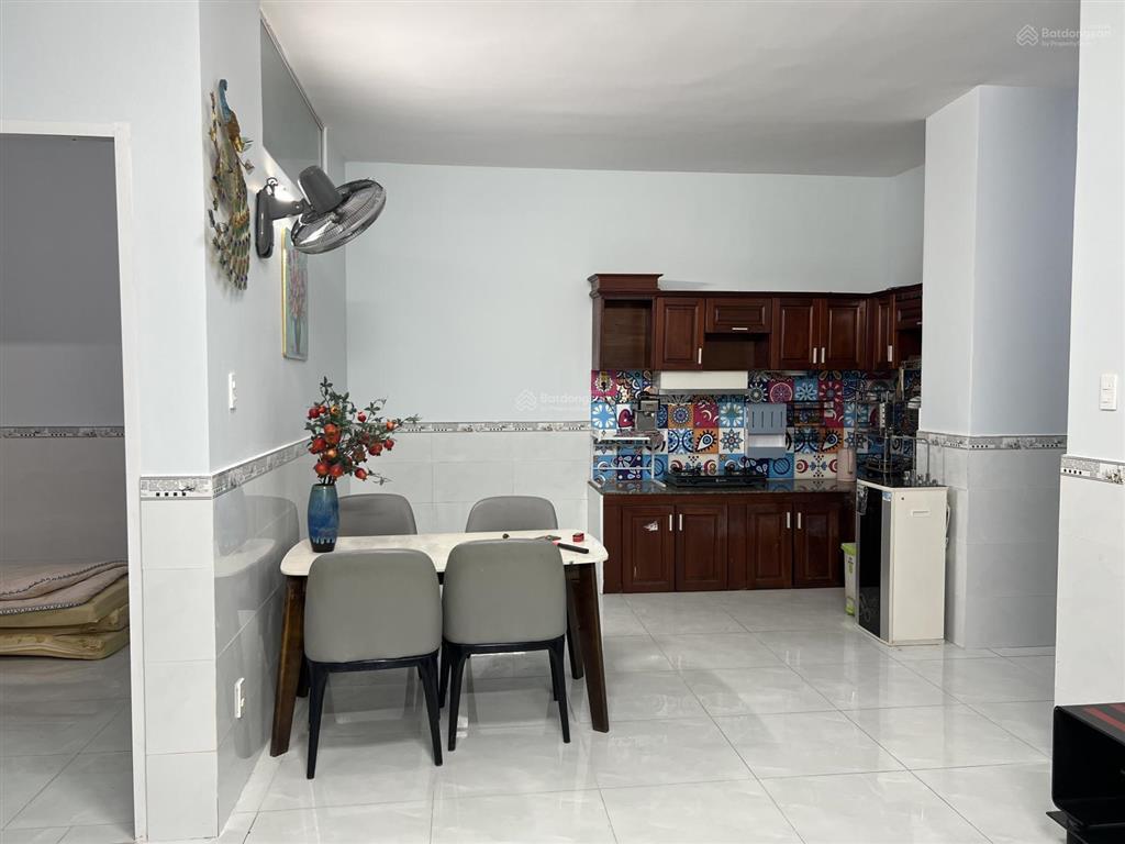 Cho thuê căn hộ chung cư 18 tầng lô b, lầu 8