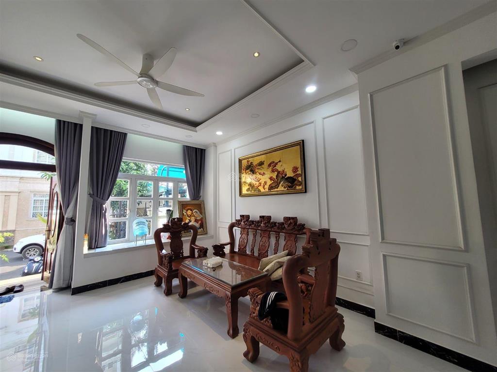 Cho thuê nguyên căn khu compound, vị trí trung tâm, cách gigamall 100 m.