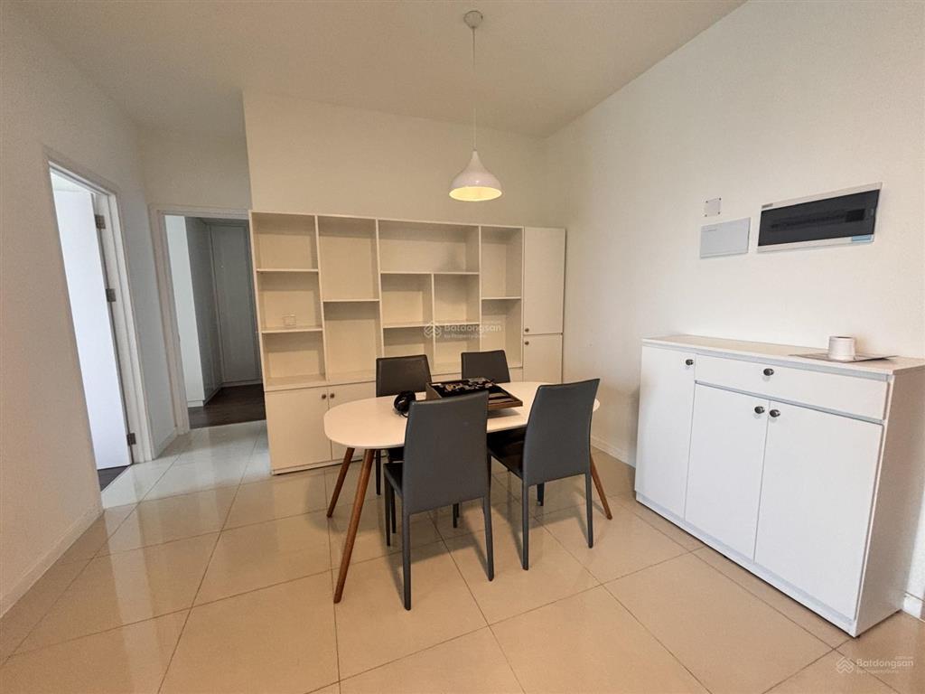 Thuê nhanh căn hộ 2pn view hồ bơi hiếm tháp thương mại  giá chỉ 40 triệu/tháng