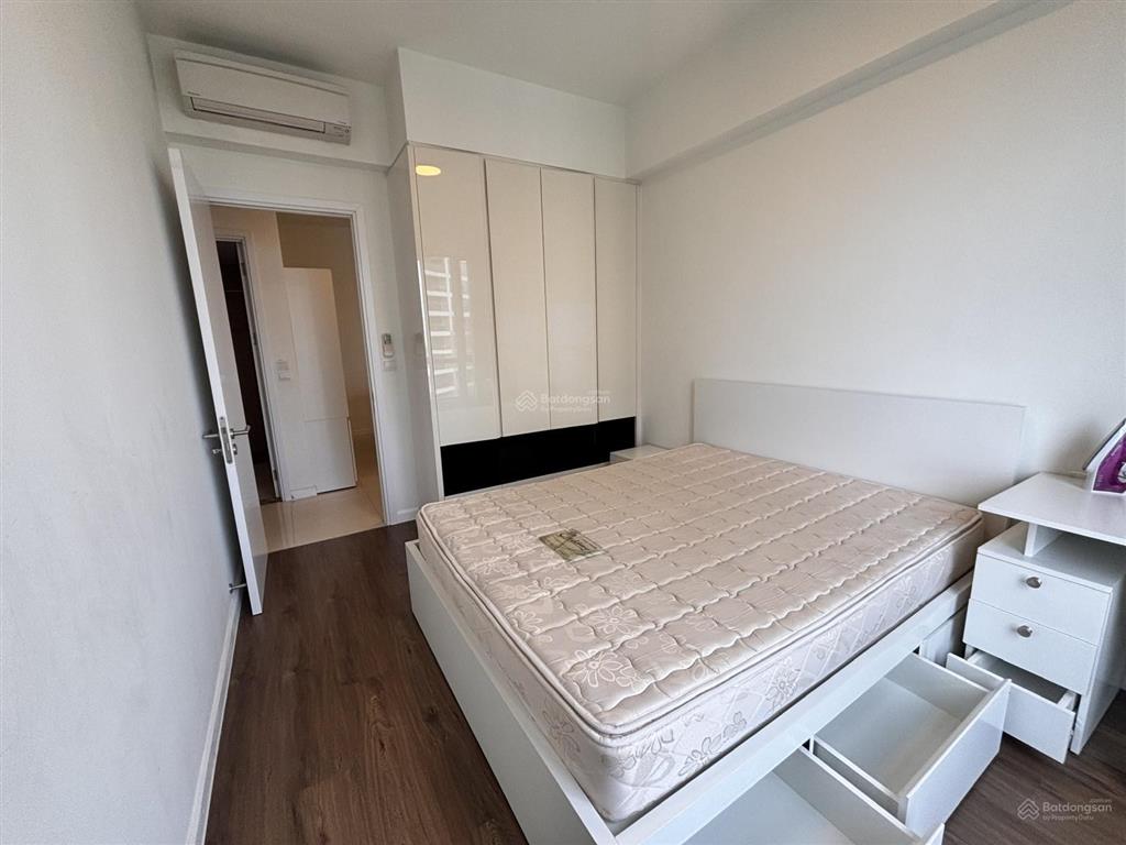 Thuê nhanh căn hộ 2pn view hồ bơi hiếm tháp thương mại  giá chỉ 40 triệu/tháng