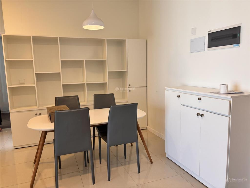 Thuê nhanh căn hộ 2pn view hồ bơi hiếm tháp thương mại  giá chỉ 40 triệu/tháng