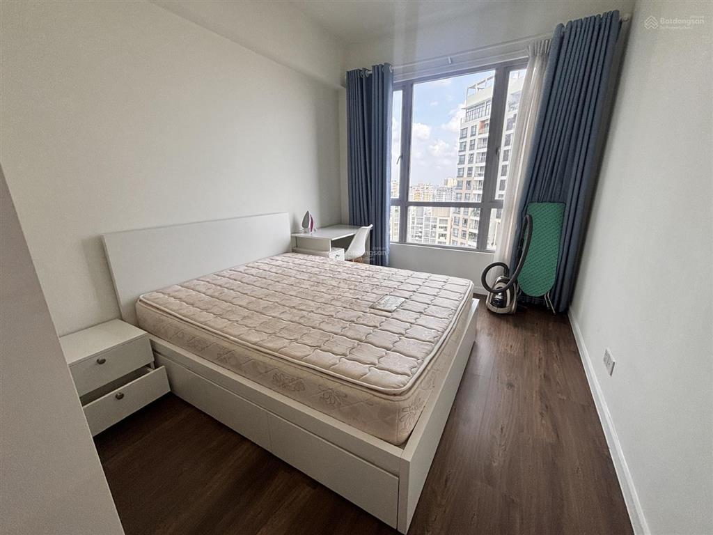 Thuê nhanh căn hộ 2pn view hồ bơi hiếm tháp thương mại  giá chỉ 40 triệu/tháng