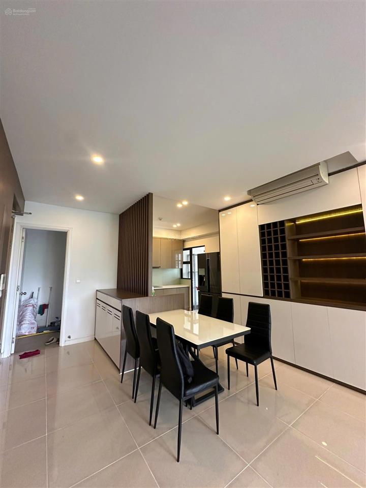 Cho thuê nhanh căn hộ 3pn với ban công rộng view hồ bơi trực diện full nội thất đẹp  giá 60 tr/th