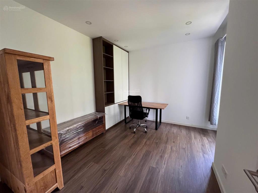 Cho thuê nhanh căn hộ 3pn với ban công rộng view hồ bơi trực diện full nội thất đẹp  giá 60 tr/th