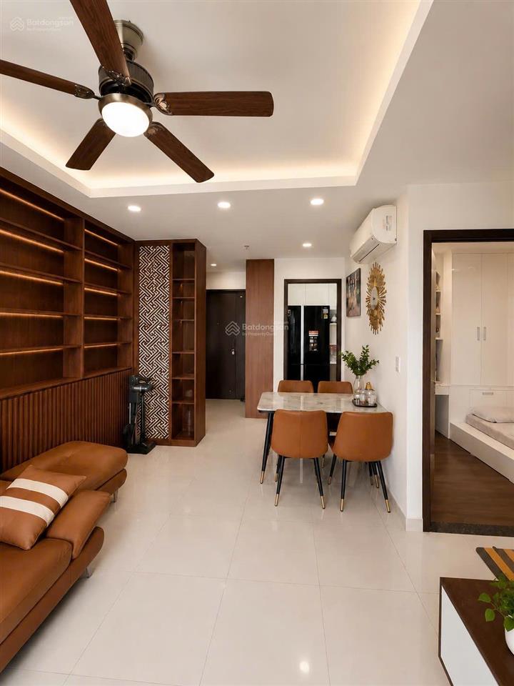 Cần bán căn 2pn 70m2 có nội thất đẹp phú đông sky garden.  0767 500 ***