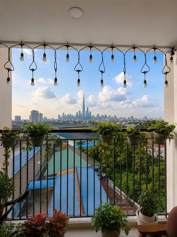 Cần bán căn 2pn 70m2 có nội thất đẹp phú đông sky garden.  0767 500 ***