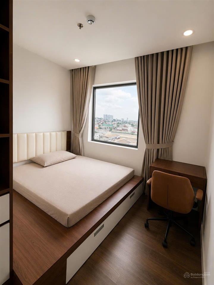 Cần bán căn 2pn 70m2 có nội thất đẹp phú đông sky garden.  0767 500 ***