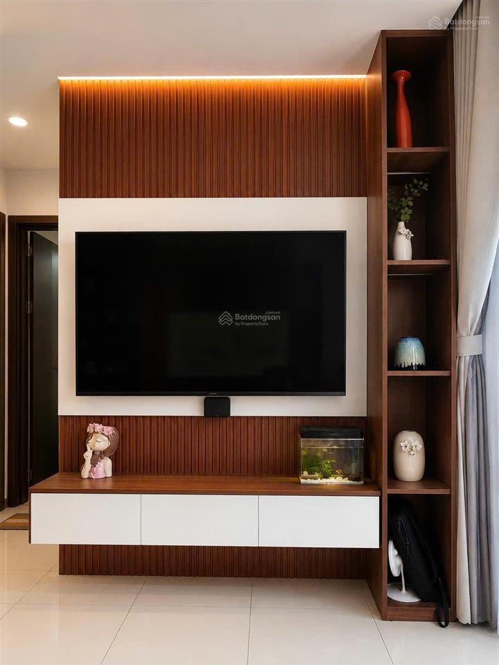 Cần bán căn 2pn 70m2 có nội thất đẹp phú đông sky garden.  0767 500 ***